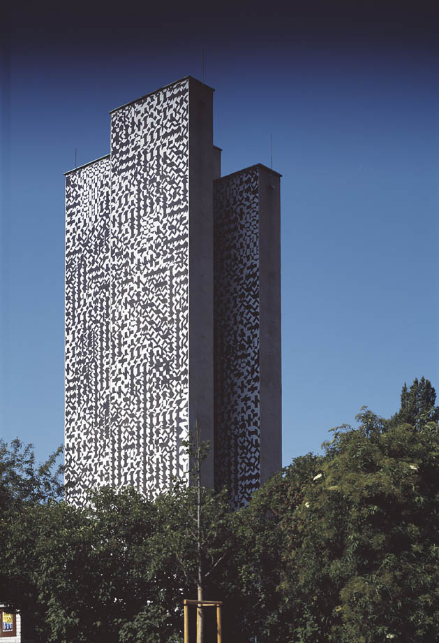 Obklad větracích komínů Letenského tunelu v Praze, 1969, foto Hana Hamplová (stav v roce 2005)