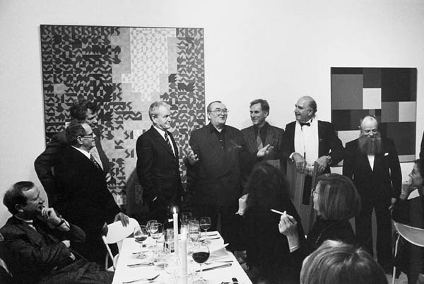 Na oslavě šedesátých narozenin Heinze Teufela v jeho galerii, Mahlberg 1996, zleva: Hans-Peter Riese, Wilhelm Müller, Christoph Freimann, Andreas Brandt, Zdeněk Sýkora, Manfred Mohr, Heinz Teufel, Horst Bartnig, sedící Michaela Riese, Anette Teufel-Habbel, foto (c) Barbara Klemm, Archiv LZS